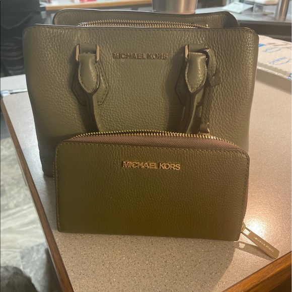 Olive green Michael kors bag! Perfect for spring! - Picture 14 of 14